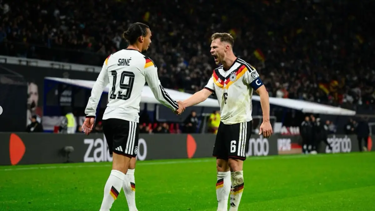 Joshua Kimmich bersalaman dengan Leroy Sane, Kimmich ingatkan timnya agar tidak jumawa jelang laga melawan Curacao, Snein (15/6) dini hari. (INSTAGRAM JOSHUA KIMMICH)