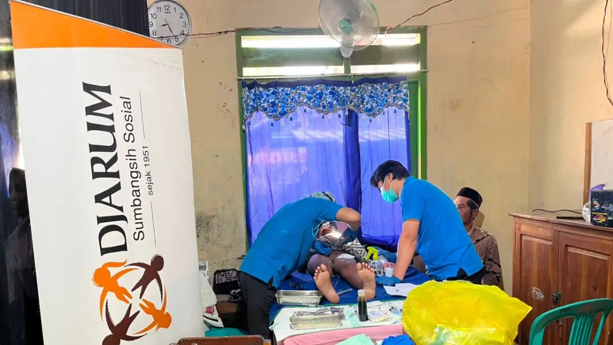 KHITAN: Anak-anak mengikuti sunatan massal yang diselenggaran di Ponpes Mazroatul Ulum.