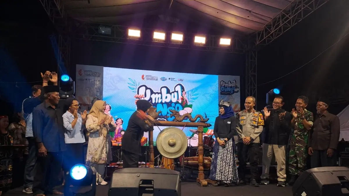LUNCURKAN: Wabup Bojonegoro Nurul Azizah pukul gong sebagai simbol dibukanya Festival Umbul Dongo, di perempatan Mbombok Kepatihan, jumat malam (12/6).