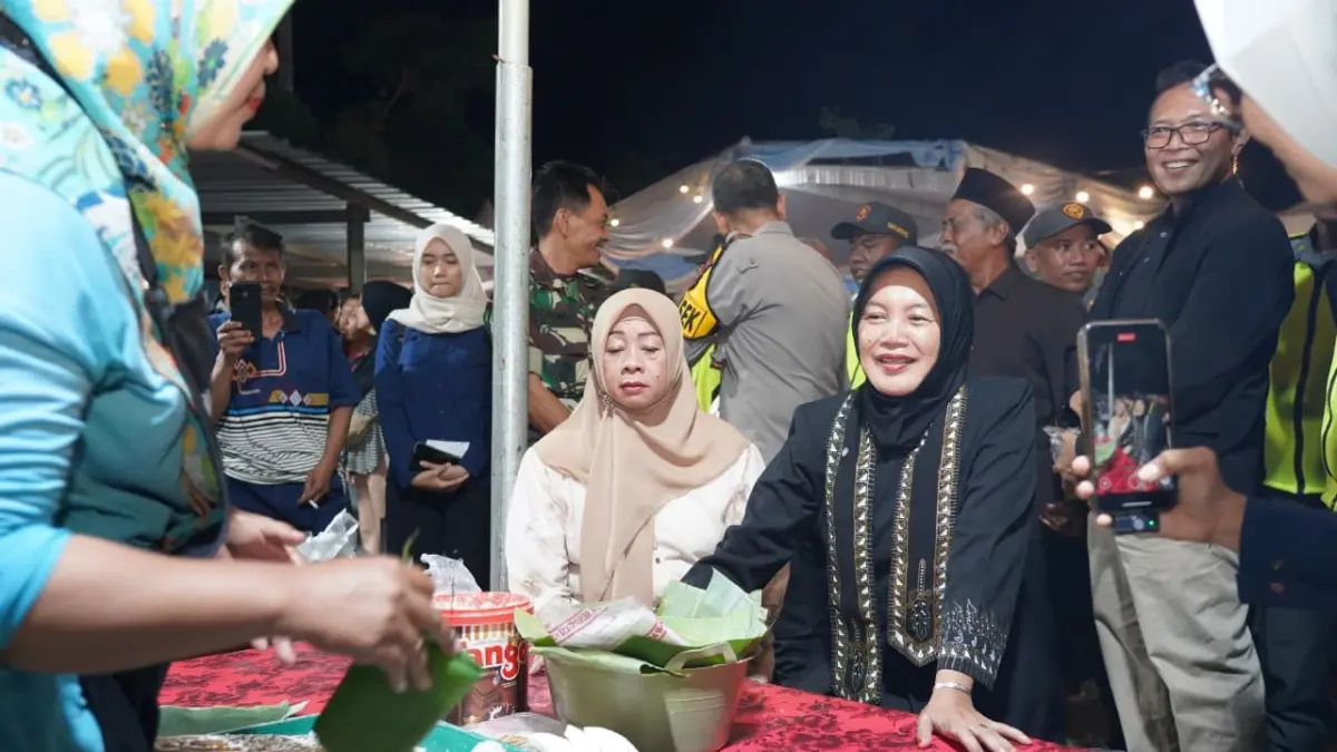 MAKAN SERABI: Wabup Bojonegoro Nurul Azizah dan Kadisbudpar sedang makan serapi di acara Umbul Dungo. (ACHMAD AL-FATIH/RADAR BOJONEGORO)