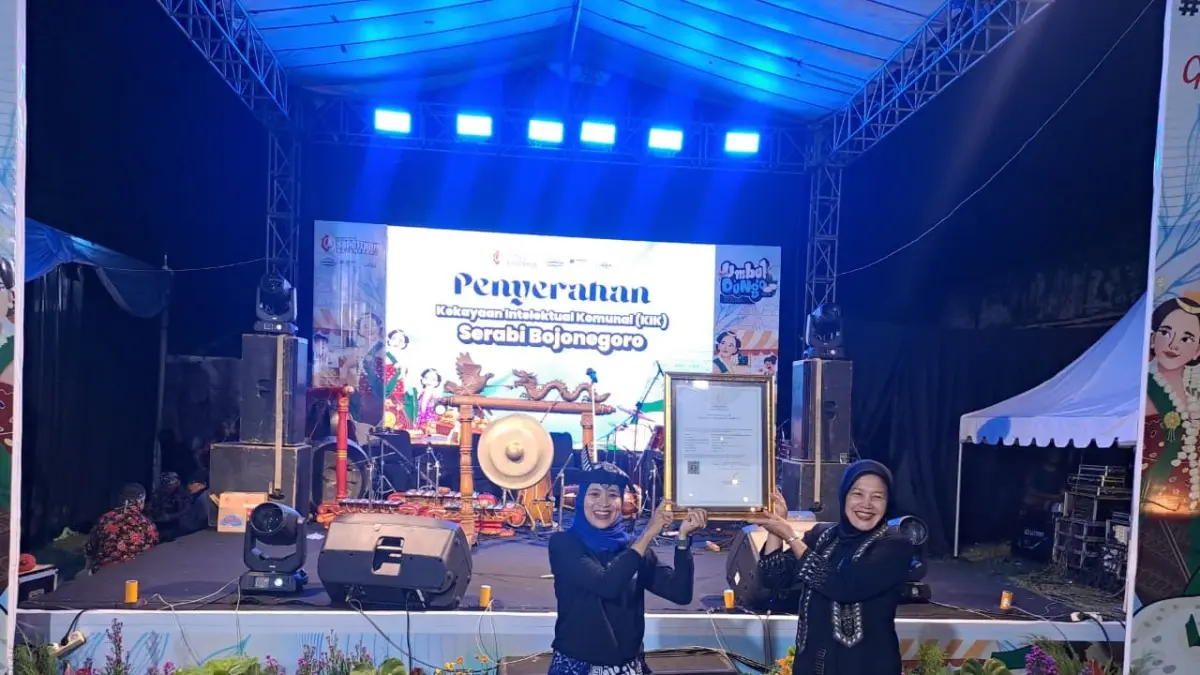 MOMEN PENTING: Lurah Kepatihan Putri Negari menyerahkan sertifikat Kekayaan Intelektual Komunal (KIK) kepada Wabup Bojonegoro Nurul Azizah, sebagai bukti serabi Bojonegoro menjadi makanan khas daerah.