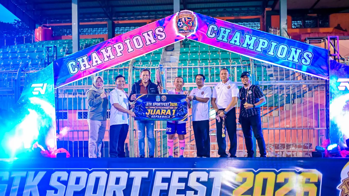 SUKSES: Kacabdin Bojonegoro-Tuban didampingi Wakil Ketua KONI Bojonegoro, Kasubag TU, serta pengawas pembinaan menyerahkan hadiah kepada SMKN 3 Bojonegoro selalu juara 1 sepak bola GTK Sport Fest 2026 di Stadion Letjend Soedirman (SLS) Bojonegoro pada Sabtu (13/6) lalu. GTK Sport Fest perdana tersebut berlangsung sukses dan meriah di luar ekspektasi.
