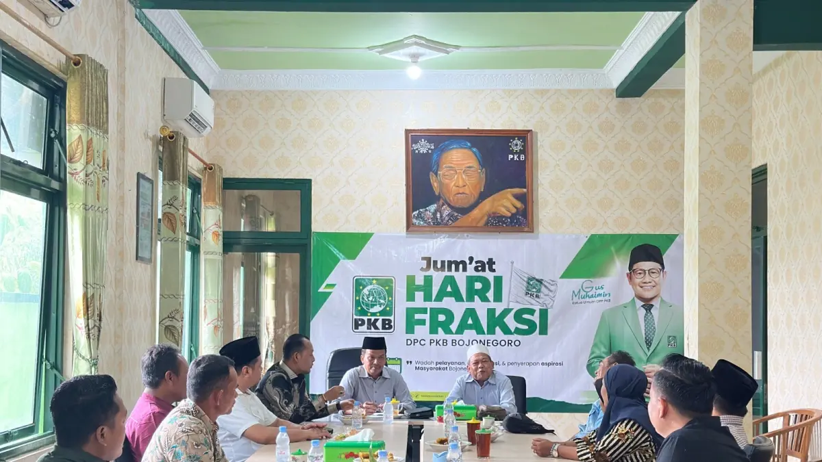 RAPAT: Para politikus PKB sedang rapat membahas kepengurusan. Saat ini kepengurusan baru DPC PKB belum terbentuk. (IST/RADAR BOJONEGORO)
