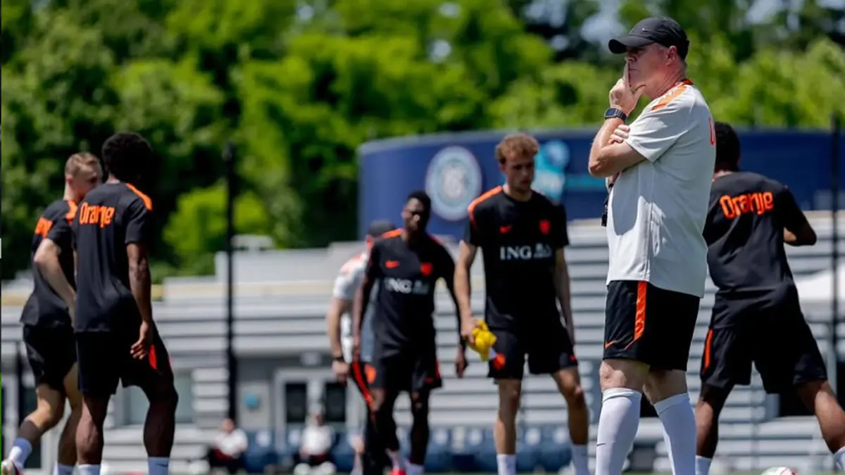 Ronald Koeman saat memimpin latihan pasukan Oranje jelang laga perdana menghadapi Jepang pada Senin (15/6) dini hari nanti. (INSTAGRAM RONALD KOEMAN)