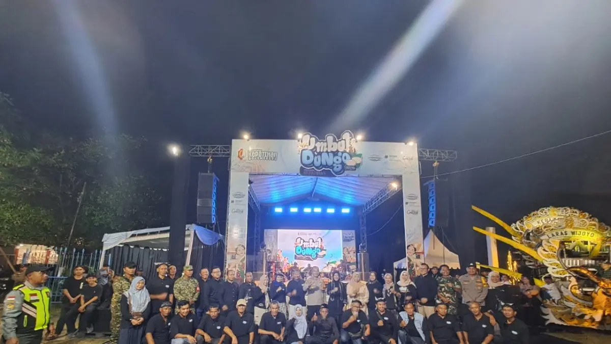 SEMARAK: Festival Umbul dongo dinikmati berbagai kalangan, nampak Wabup dan lurah kepatihan berfoto bersama forkopimcam, kepala Disbudpar, dan ketua RT/RW se-Kepatihan.
