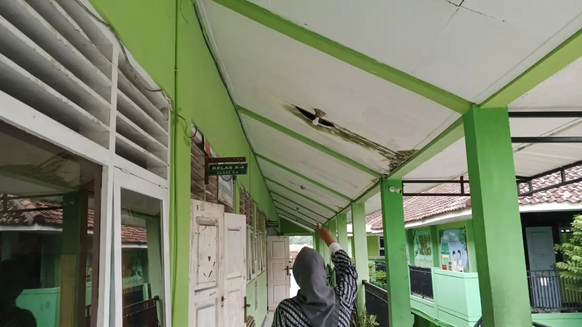 BERJAMUR: Beberapa plafon di ruang kelas SMAN 1 Cepu berjamur akibat kebocoran saat hujan.&nbsp;(ACHMAD SYAEROYZI/RDR.BJN)
