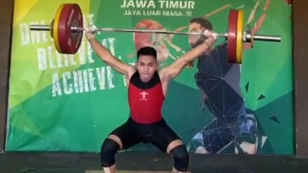 BERPOTENSI LOLOS: Fauzan Akbar, salah satu lifter Bojonegoro mengikuti seleksi tim angkat besi Jawa Timur pada Minggu (14/6) lalu, dengan hasil angkatan snact 108 kg dan Clean&jack 136 kg. (M. IRVAN RAMADHON/RADAR BOJONEGORO)