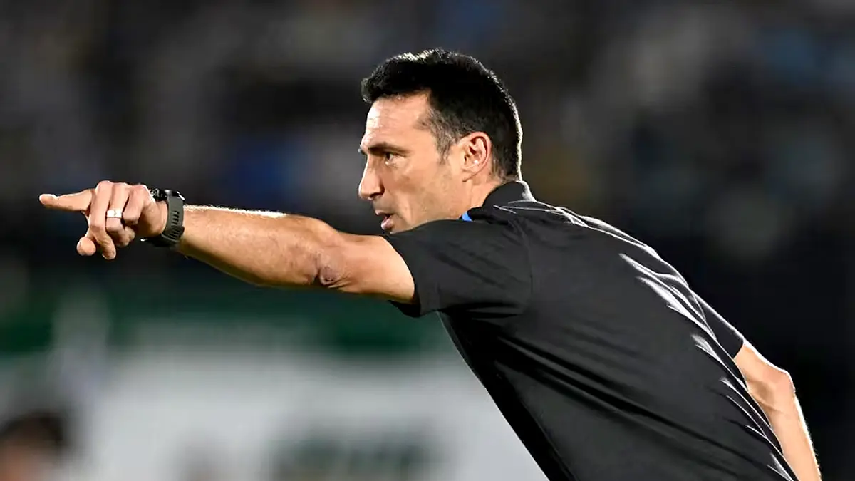 Lionel Scaloni saat memberi intruksi di pinggir lapangan. (DOK. FIFA)