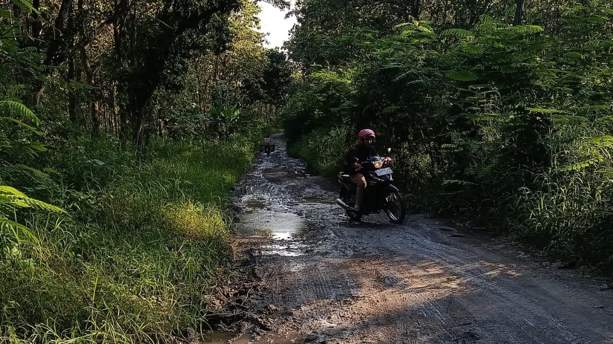 MEMPRIHATINKAN:Kondisi jalan penghubung Desa Kepoh, Kecamatan Jati, dengan Dukuh Balong, Desa Sambongwangan, Kecamatan Randublatung mengalami kerusakan cukup parah. (RAHUL OSCARRA DUTA/RDR.BJN)