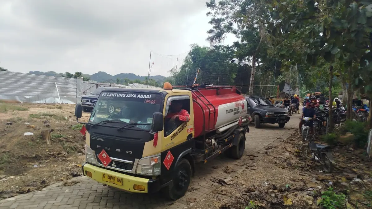 POLEMIK MULAI MEREDA: Pengelola minyak rakyat di Desa Plantungan mengirimkan produksi minyak ke Pertamina. (IST./RDR.BJN)