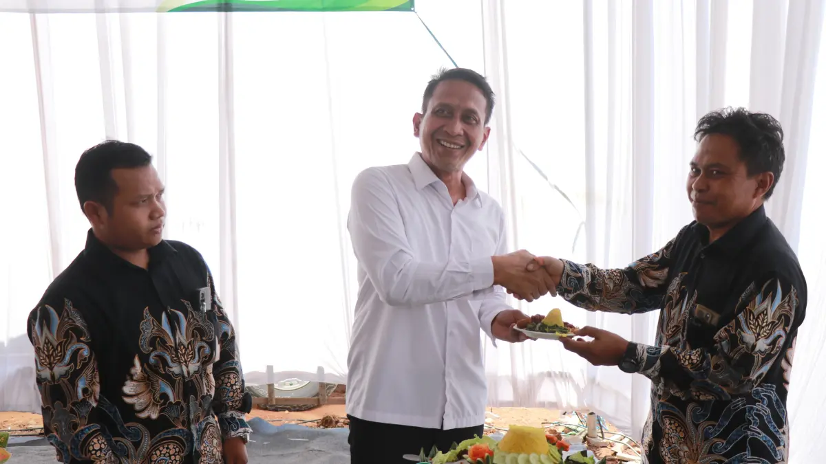 Potong tumpeng. (ISTIMEWA/RADAR BOJONEGORO) 