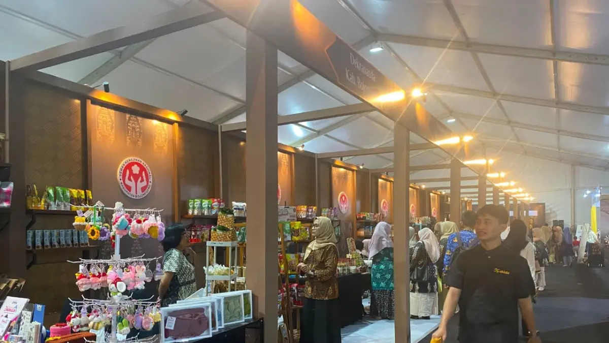 AGENDA TAHUNAN: Wastra Batik 2026 dibuka kemarin (17/6), event yang berlangsung di Alun-Alun Bojonegoro ini agenda rutin pemkab yang dibiayai dari APBD. (DEWI SAFITRI/RADAR BOJONEGORO)