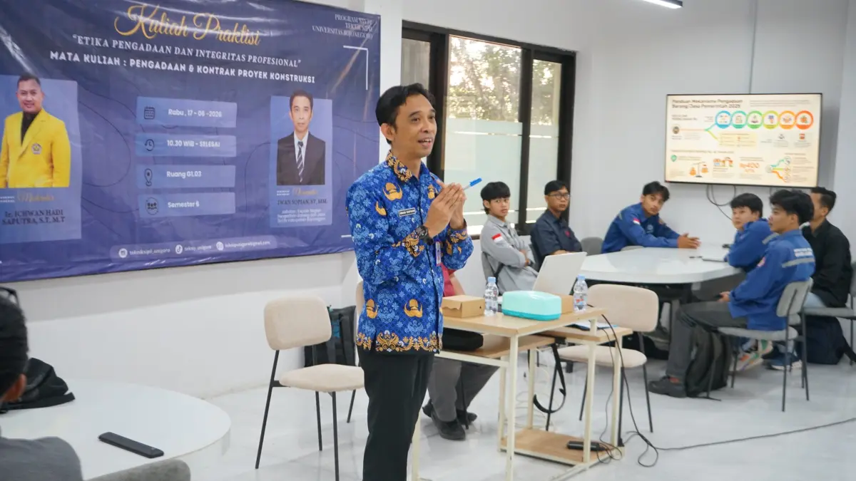 Kabag PBJ Setda Bojonegoro isi kuliah praktisi di Universitas Bojonegoro. (UNIGORO FOR RADAR BOJONEGORO) 