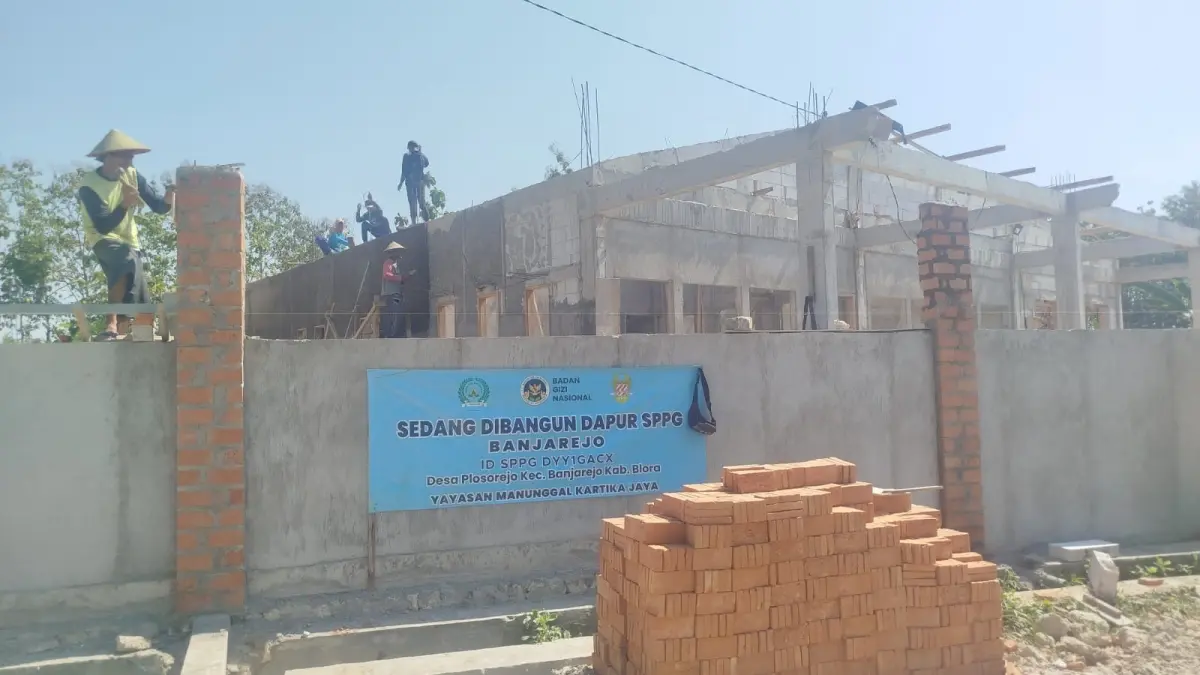 KHAWATIR TERKONTAMINASI: Proses pembangunan dapur MBG di Desa Plosorejo yang bersebelahan dengan kandang ayam. (ACHMAD SYAEROYZI/RDR.BJN)