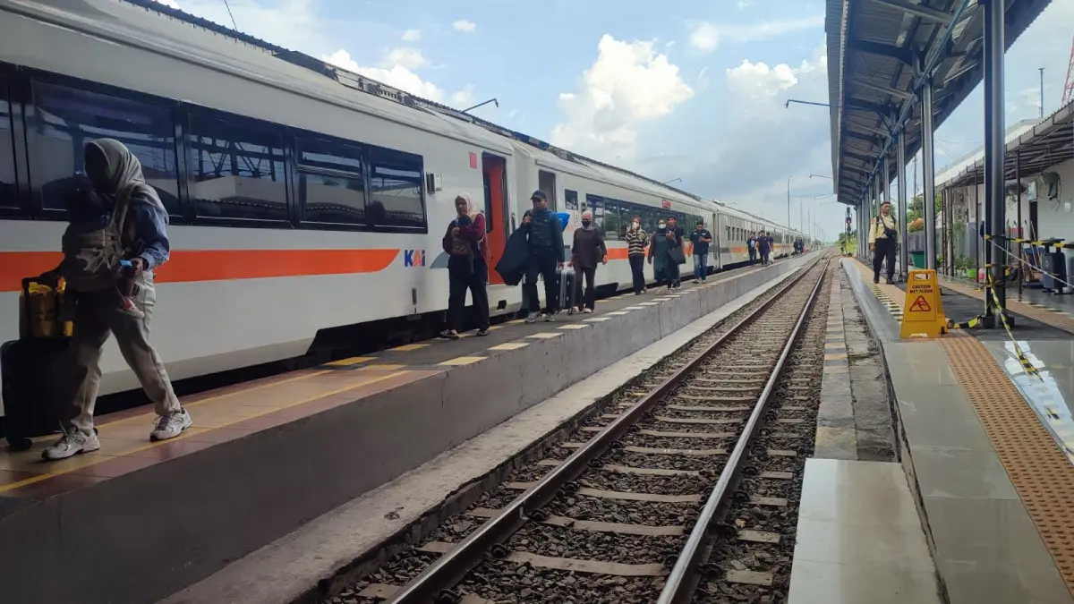 LEBIH RAMAI: Sebanyak 8.764 penumpang naik dan turun di Stasiun Cepu selama momen libur Tahun Baru Islam. (RAHUL OSCARRA DUTA/RDR.BJN)