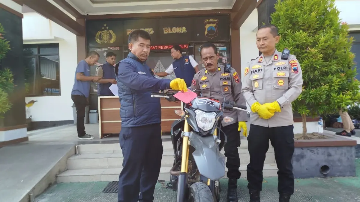 BARANG BUKTI: Kasatreskrim Polres Blora AKP Zaenul Arifin saat menunjukan barang bukti sepeda motor Honda CRF. (ACHMAD SYAEROYZI/RDR.BJN)