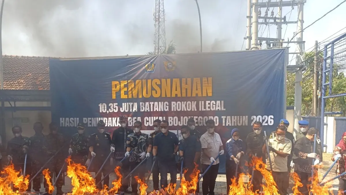 PEMUSNAHAN : Bea Cukai Bojonegoro saat memusnahkan rokol ilegal Kamis (18/6).