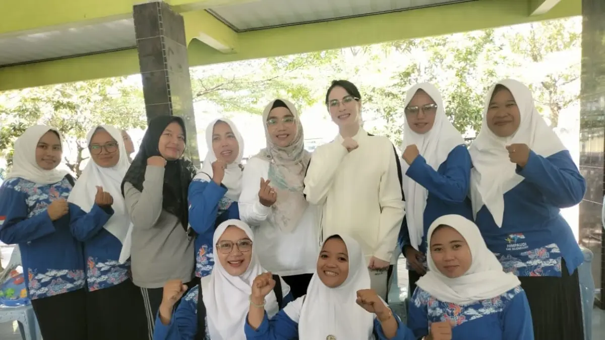 SPESIAL: Ketua Himpaudi Bojonegoro, Siti Erwiyanti beserta PD Himpaudi berfoto bersama Bunda PAUD Provinsi Jawa Timur Arumi Bachsin dan Bunda PAUD Bojonegoro Cantika Wahono, Kamis (18/6). (ISTIMEWA/RADAR BOJONEGORO)