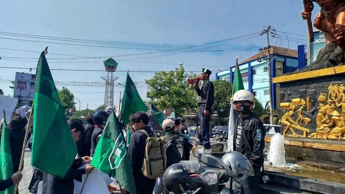 DEMO : Aksi HMI tolak kenaikan harga BBM di depan gedung DPRD Blora kemarin. (RAHUL OSCARRA DUTA/RADAR BOJONEGORO)