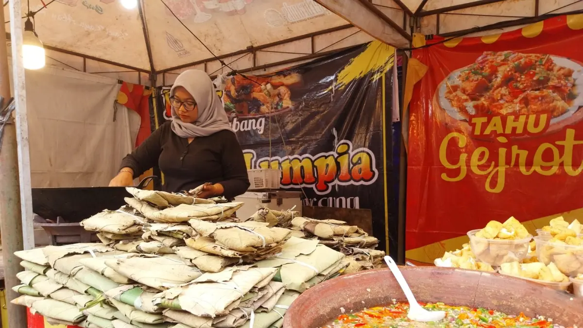 EKONOMI: Bazar UMKM yang diselenggarakan yang diselenggarakan Pemkab Bojonegoro Pemkab Bojonegoro beberapa waktu lalu. beberapa waktu lalu.