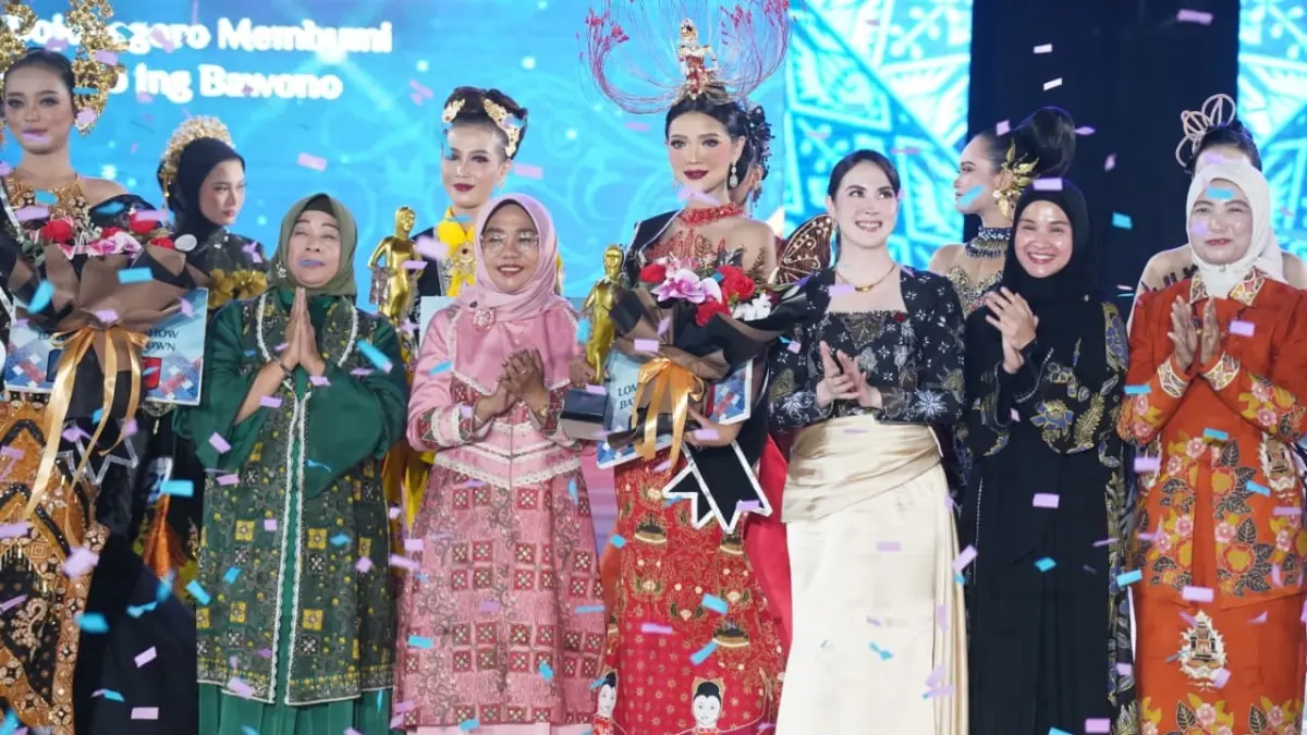 MERIAH: Ketua Dekranasda Bojonegoro Cantika Wahono dan Ketua Dekranasda Jatim Arumi Bachsin berpose bersama pemenang fashion show batik. (IST/RADAR BOJONEGORO)