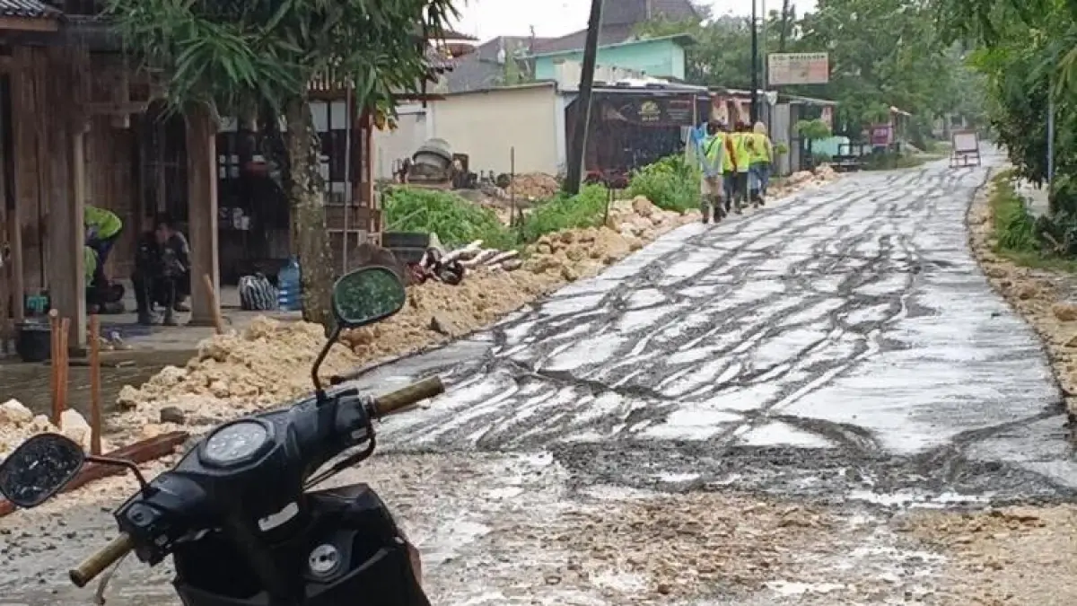 BERKAS LENGKAP: Kondisi pengecoran jalan yang belum kering usai dilintasi oleh Agus Palon beberapa bulan lalu. Kasus pengrusakan jalan tersebut hingga kini ditangani Kejari Blora.&nbsp;(ISTIMEWA/RADAR BOJONEGORO) 