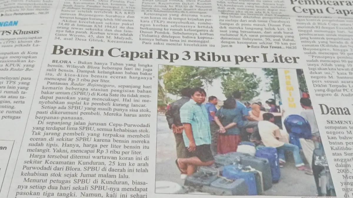 ANTRE: Pemandangan di salah satu SPBU Kabupaten Blora 2005 silam. (ARSIP/RADAR BOJONEGORO) 