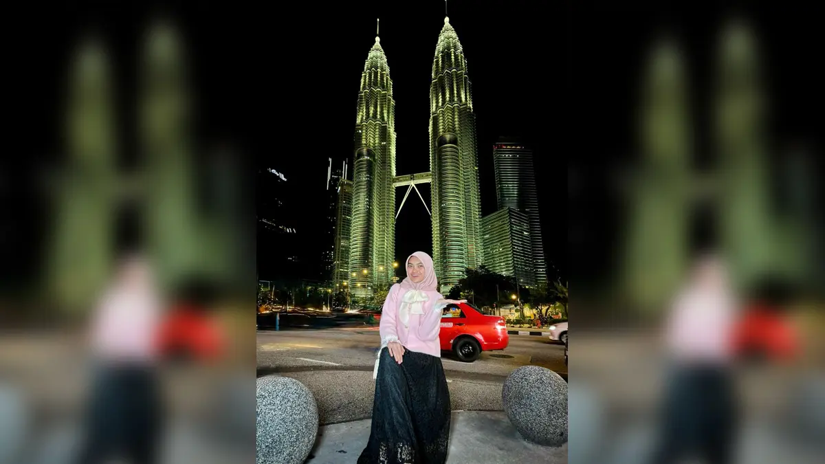 MEMBUKA JENDELA DUNIA: Jessy Nora Sandy saat di Menara Patronas Kuala Lumpur, Malaysia. 