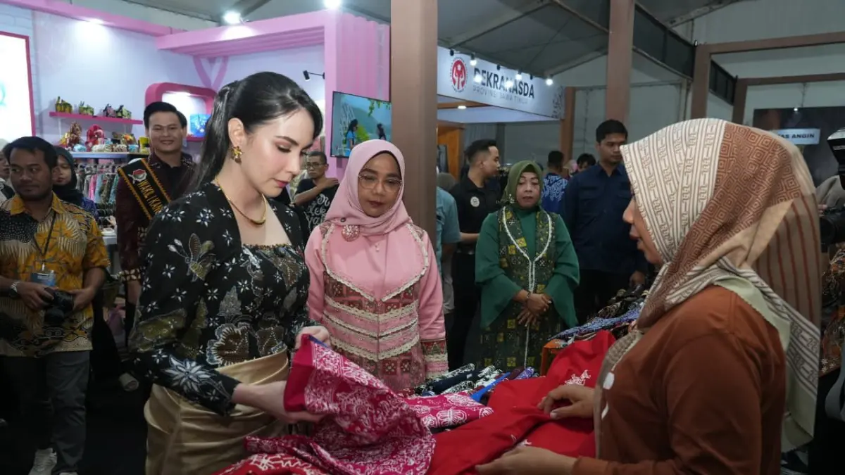 MEMILIH : Ketua Dekranasda Jatim Arumi Bachsin bersama Ketua Dekranasda Bojonegoro Cantika Wahono tengah melihat-lihat batik di Gelaran BWBF 2026.&nbsp;
(IST/RADAR BOJONEGORO) 