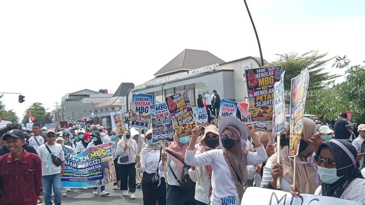 SAMPAIKAN ASPIRASI: Relawan MBG menggelar aksi di depan Gedung DPRD Bojonegoro kemarin (22/6), menyampaikan aspirasi ke wakil rakyat meminta MBG tetap dilanjutkan.
