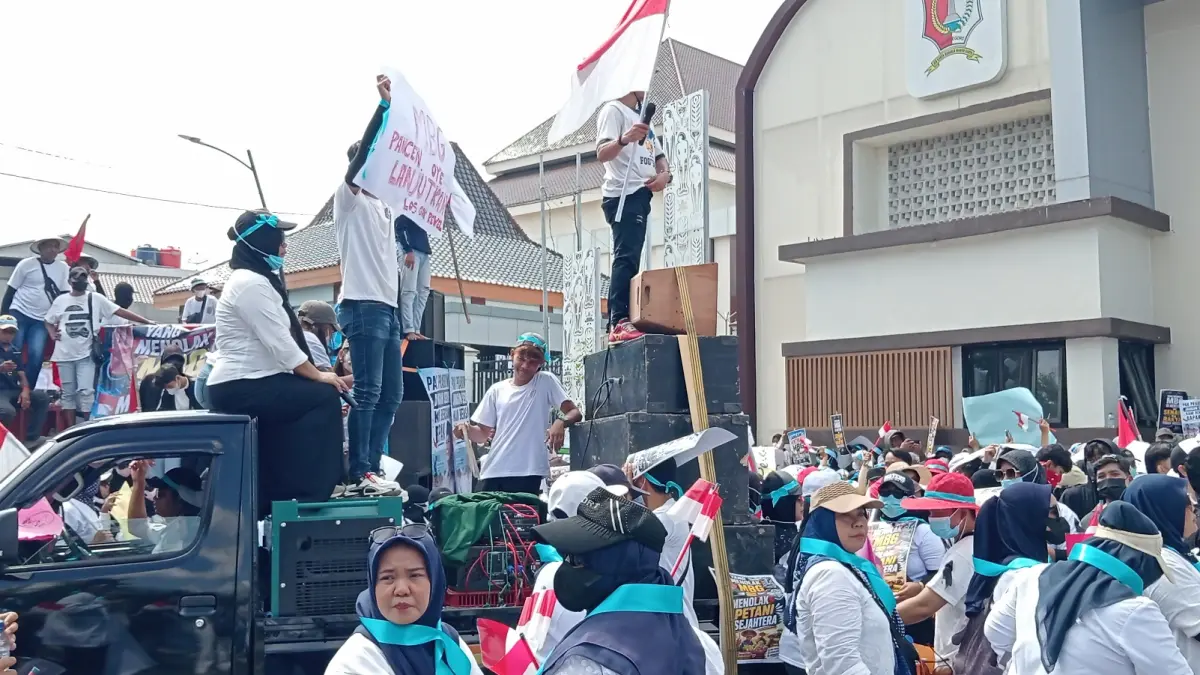 SOUND HOREG: Peserta aksi MBG membawa pengeras suara di atas pickup dan truk.