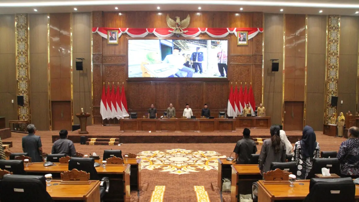 ANTUSIAS: Anggota DPRD beserta jajaran eksekutif menghadiri rapat paripurna membahas pertanggungjawaban pelaksanaan APBD 2025. Mereka serius menyimak penyampaian pandangan umum fraksi-fraksi dsn jawaban bupati.