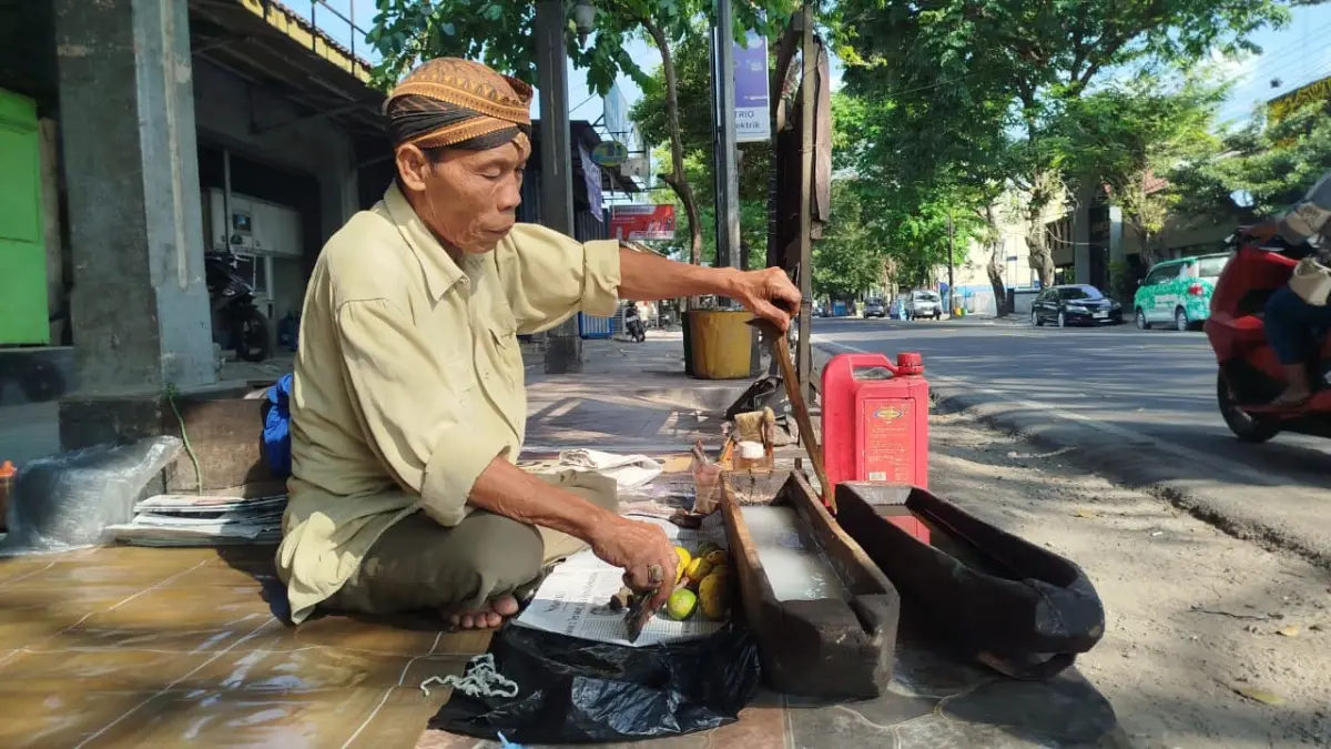 KONSISTEN: Mbah Mulyono sudah 24 tahun membuka jasa penjamasan pusaka di Kabupaten Blora. (ACHMAD SYAEROYZI/RDR.BJN)