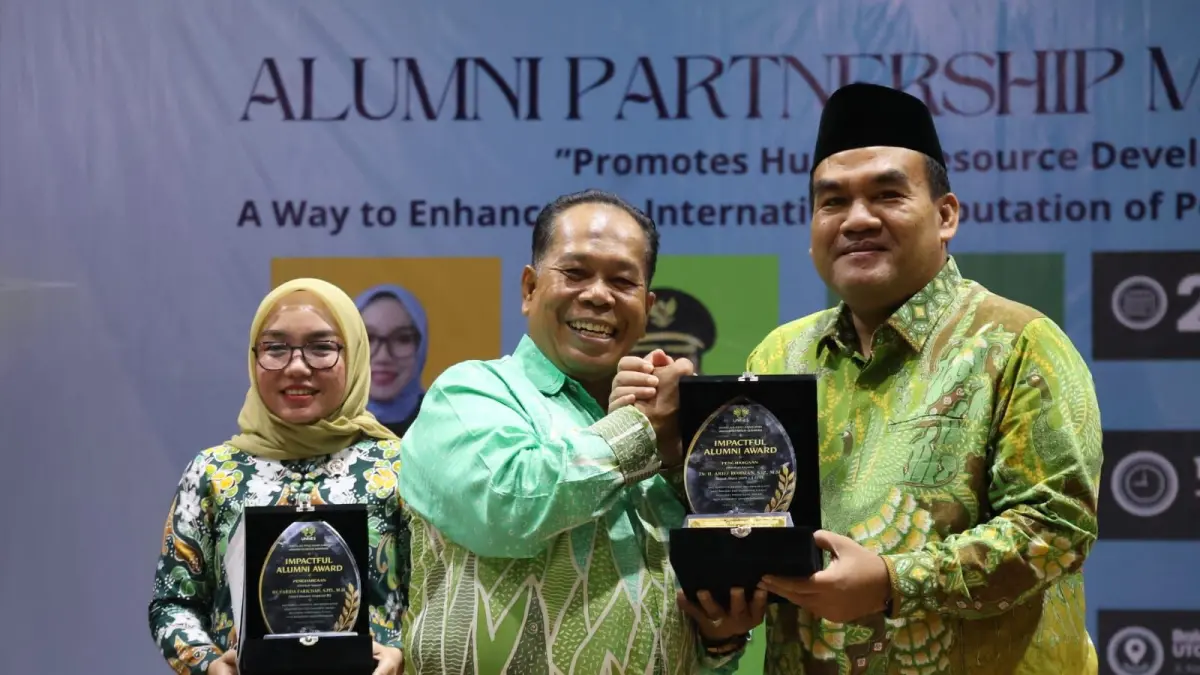 MEMBANGGAKAN: Bupati Blora Arief Rohman saat menerima penghargaan Impactful UNNES Alumni Award 2026 dari Sekolah Pascasarjana Universitas Negeri Semarang (UNNES). (IST./RDR.BJN)