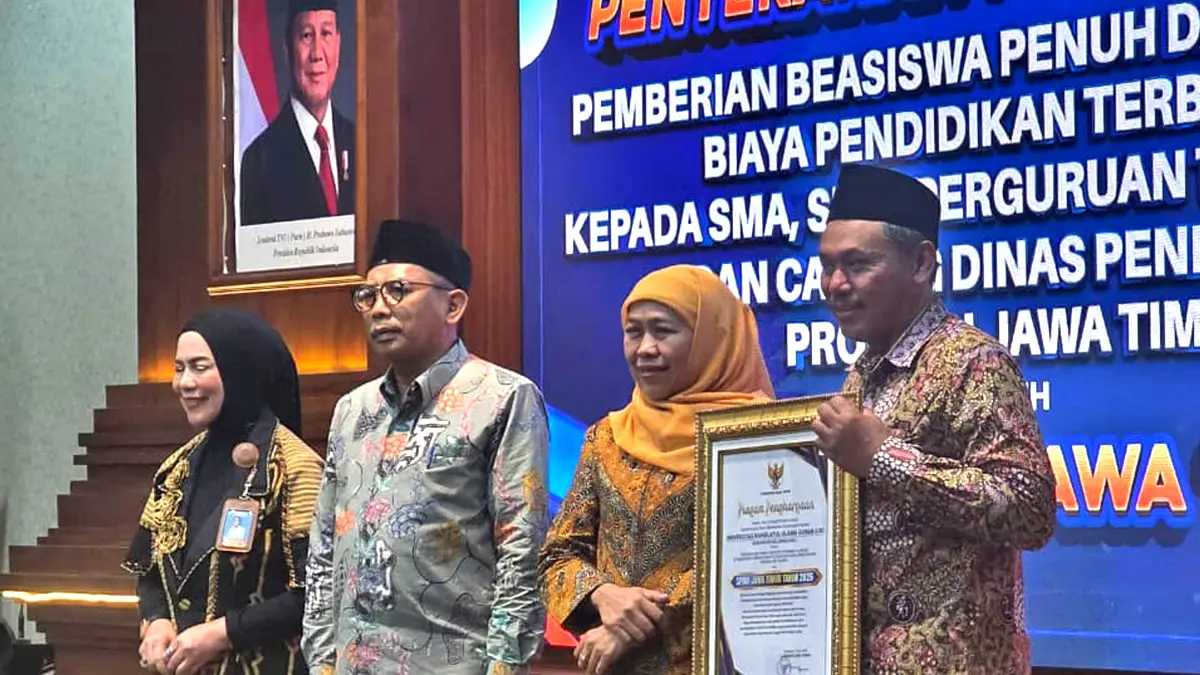 Rektor UNUGIRI Bojonegoro, M. Jauharul Ma’arif menerima piagam penghargaan dari Pemprov Jatim. (ISTIMEWA)