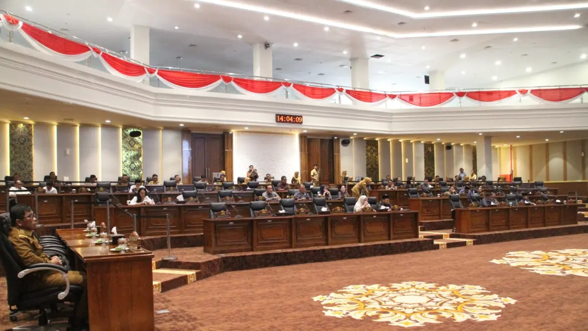 PARIPURNA LKPJ 2025: Sekda Bojonegoro Edi Susanto mengawal sidang paripurna LKPJ 2025 di DPRD Bojonegoro Selasa (23/6). (YANA DWI KURNIYA WATI/RADAR BOJONEGORO)
