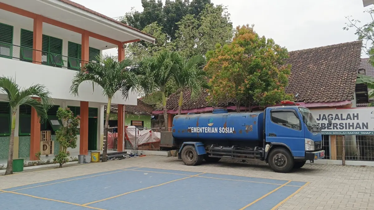 PENUHI AIR BERSIH: Satu truk tangki milik Dinas Sosial P3A yang disiagakan di SRMA 18 Blora.&nbsp;(IST./RDR.BJN)
