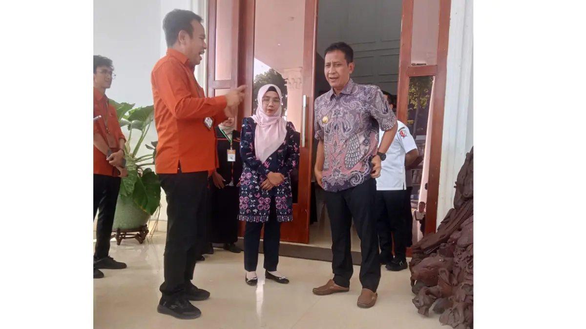 SENSUS EKONOMI: Kepala BPS Bojonegoro Syawaluddin Siregar bersama petugas sensus Ekonomi di rumah dinas Bupati Setyo Wahono kemarin (24/6). (M. IRVAN RAMADHON/RADAR BOJONEGORO)