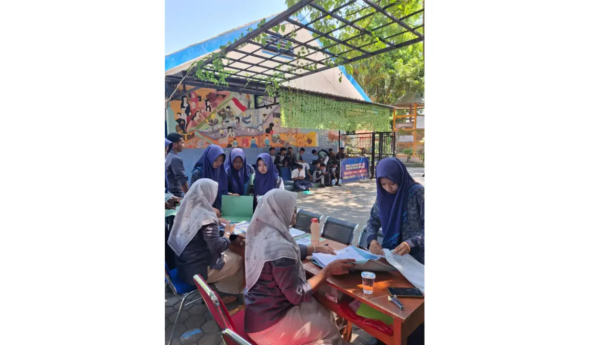 SPMB SMAN: Suasana pendaftaran SPMB di SMAN 1 Kadungadem. Pendaftaran masuk ke SMAN menyisakan hari ini (25/6). (M. IRVAN RAMADHON/RADAR BOJONEGORO)
