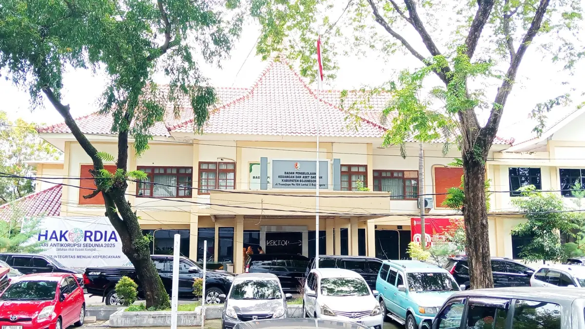 KEUANGAN: Kantor BPKAD Bojonegoro tampak depan. (YANA DWI KURNIYA WATI/RADAR BOJONEGORO)

