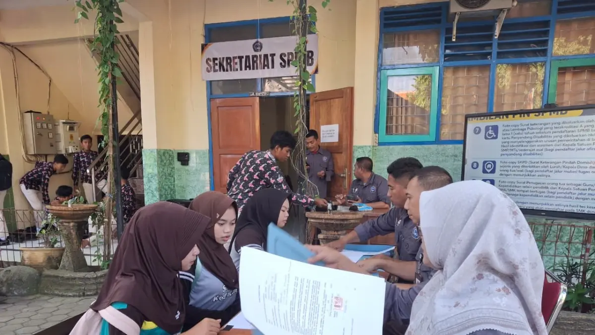 MENDAFTAR: Para siswa sedang menyetorkan berkas SPBM beberapa waktu lalu. (M. IRVAN RAMADHON/RADAR BOJONEGORO)