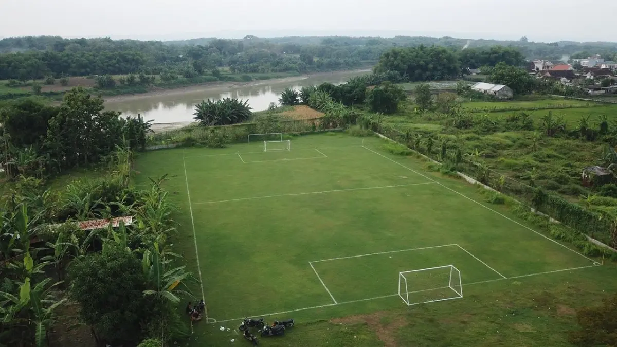 MINI SOCCER: Lapangan mini soccer JFC Desa Mulyoagung, Kecamatan Bojonegoro Kota ini menjadi alternatif baru pecinta sepak bola untuk menyalurkan hasrat menendang bola. (M. IRVAN RAMADHON/RADAR BOJONEGORO)