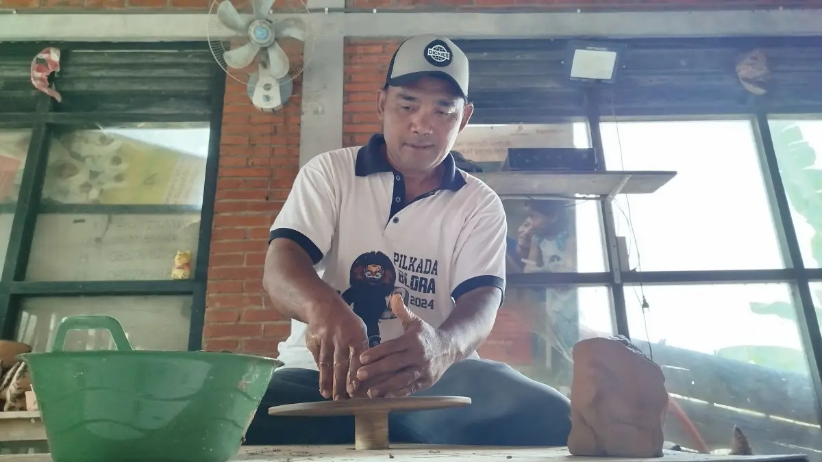 TELATEN: Susanto menunjukkan cara pembuatan berbagai macam gerabah kepada para siswa yang datang.&nbsp;(IST./RDR.BJN&nbsp;) 