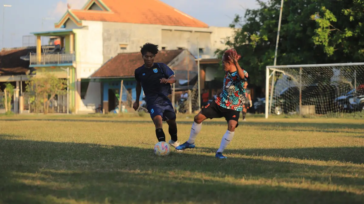 UJI COBA: Pemain Persibo U-17 dan Persela U-17 berebut bola dalam uji coba di Lapangan Resotruno Desa Pacul, Kecamatan Bojonegoro Kota pada 26 Juni lalu. Uji coba yang dimenangkan Laskar Joko Tingkir Muda itu merupakan rangkaian dari seleksi pemain.