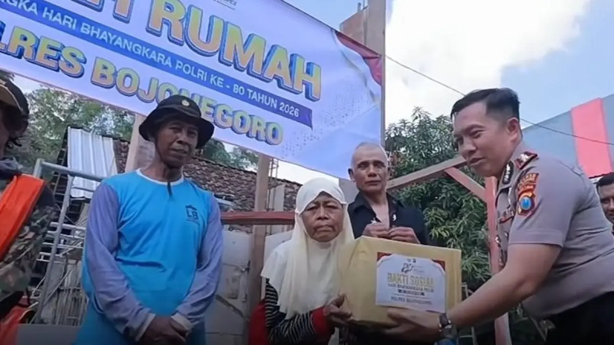 BANTUAN : Kapolres Bojonegoro AKBP Afrian Satya Permadi menyerahkan paket bantuan sosial.