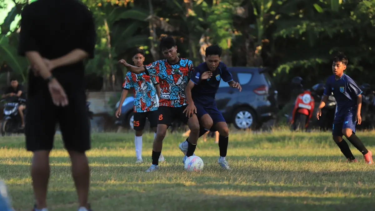 BERLAGA : Tim Persibi U-17 saat menjamu Persela U-17 di Lapangan Resotruno Desa Pacul, Bojonegoro. 
IRVAN