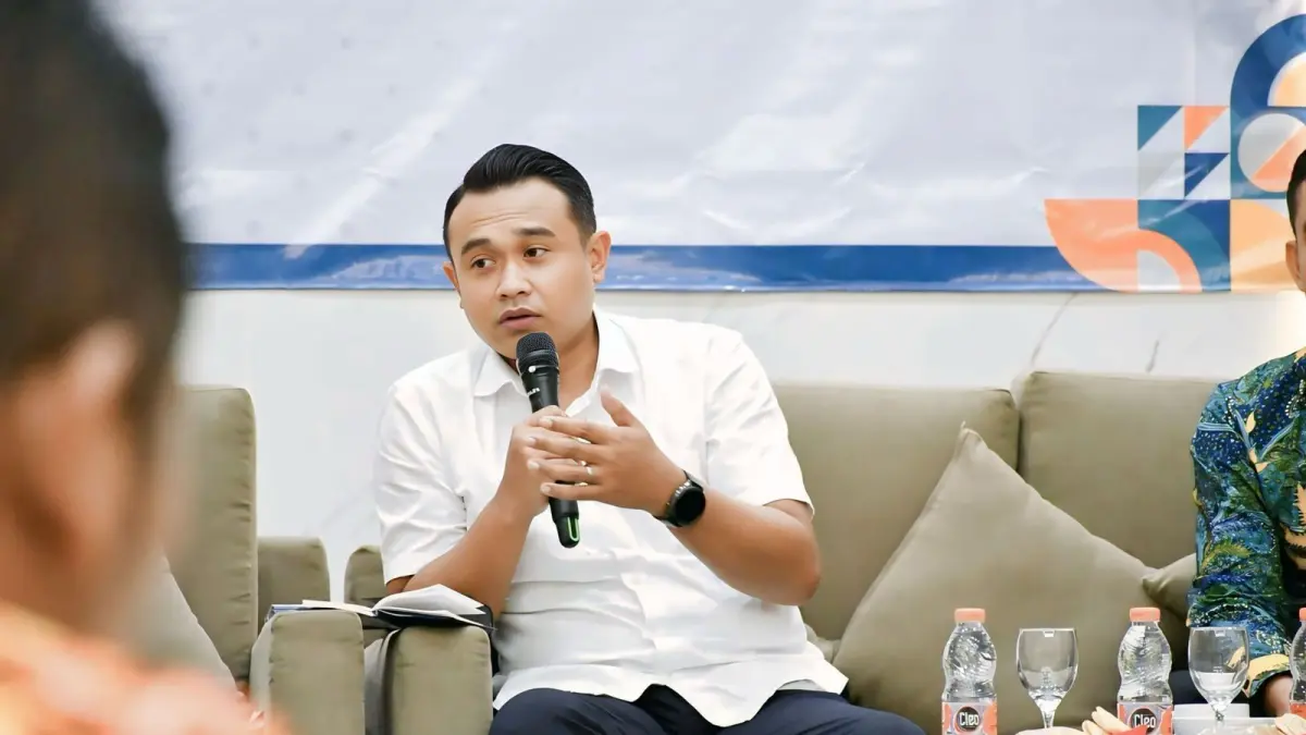 MEMAPARKAN : Wakil Ketua DPRD Blora Lanova Chandra Tirtaka