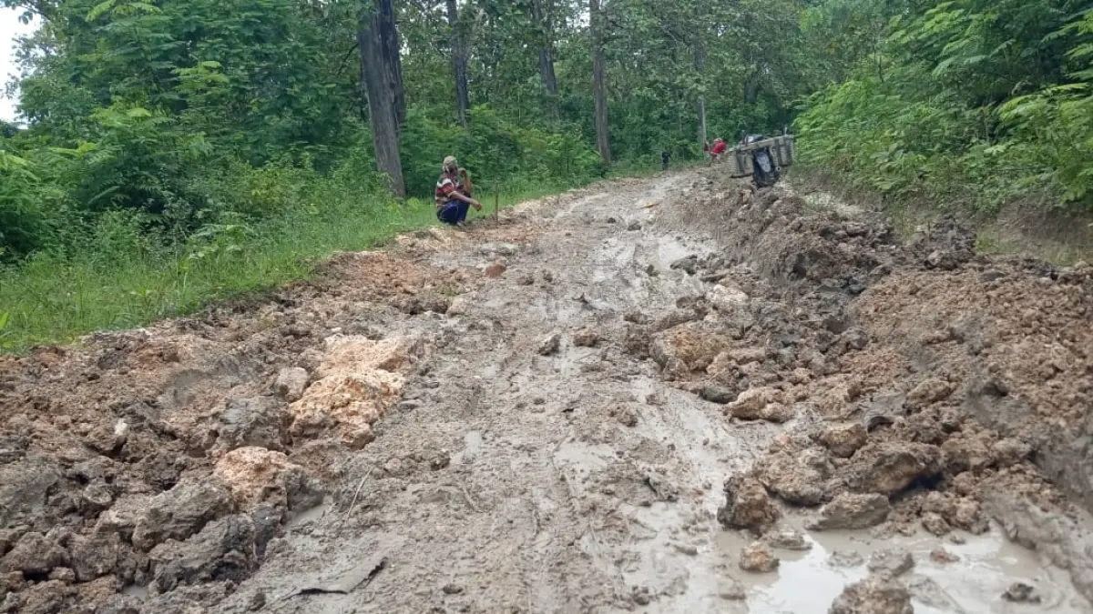 MEMPRIHATINKAN: Jalan Balon - Kepoh yang saat ini kondisinya masih rusak parah. (ACHMAD SYEROYZI/RDR.BJN)