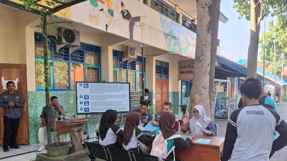 MENDAFTAR : Para calon siswa saat mengikuti SPMB di salah satu sekolah.&nbsp;
(IRVAN) 