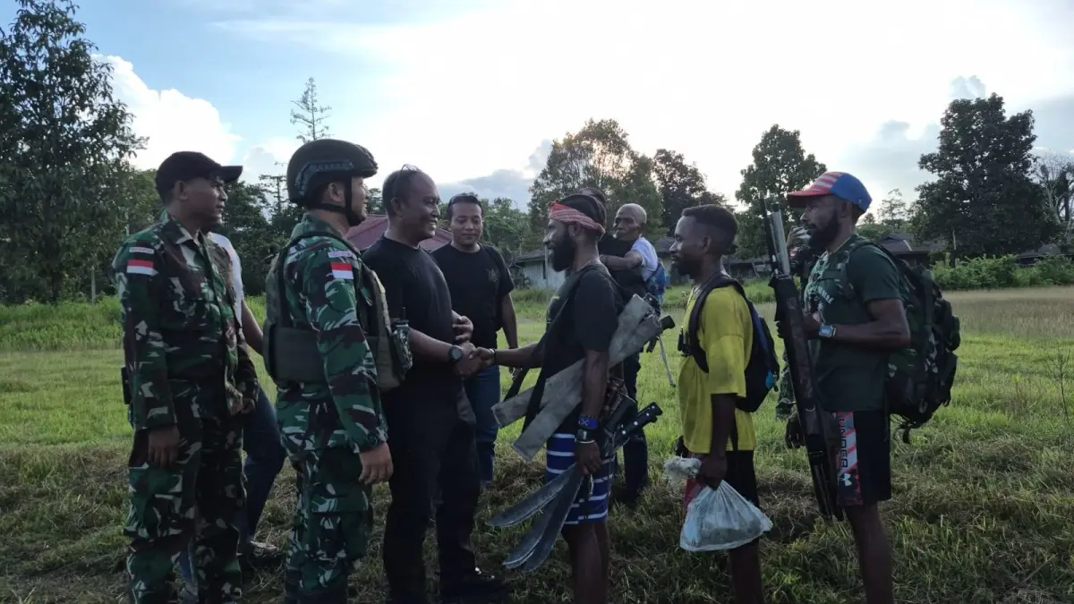 PULANG : Satgas Yonif 410/Alugoro bersama mantan TPNPB-OPM saat di Papua. 
(IST) 